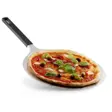 Produktfoto af Eva Solo pizzaspade med rundt stålblad og sort håndtag, med en pizza på bladet