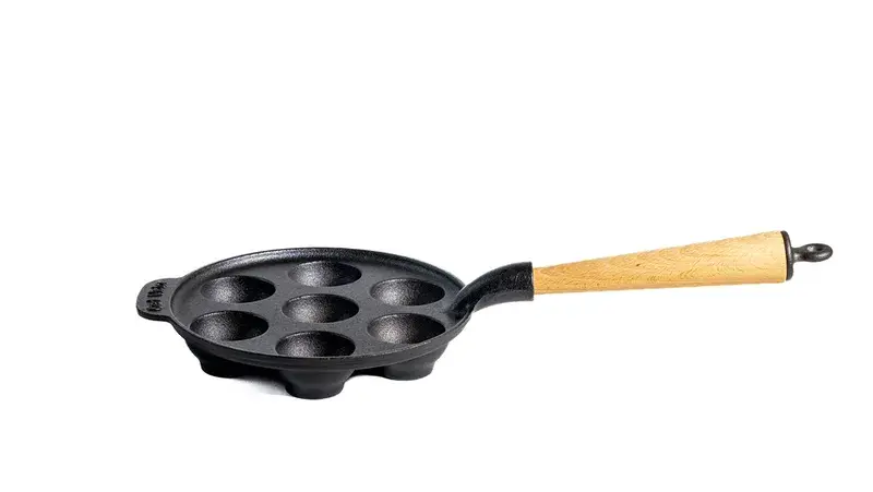 Carl Victor æbleskivepande i sort støbejern med syv runde fordybninger og lyst træhåndtag