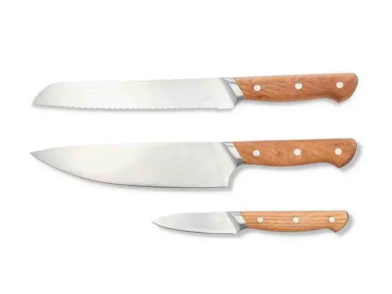 Forhandlerens produktfoto af Morsø Foresta knivsæt med kokkekniv, brødkniv og urtekniv med håndtag i olieret eg