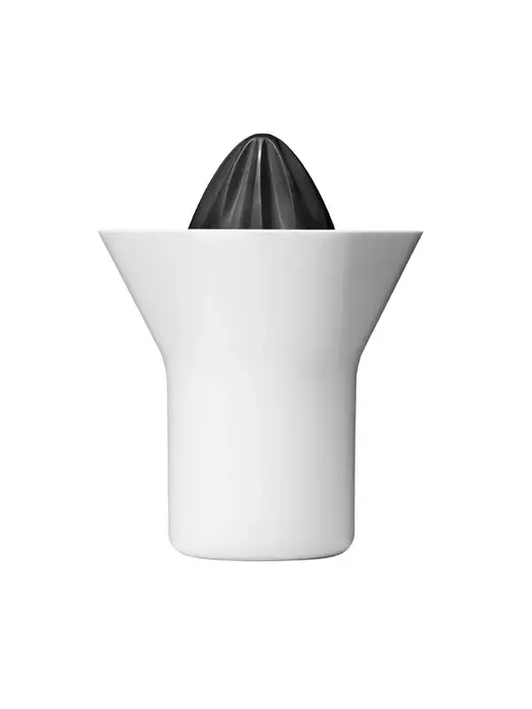 Stelton RIG-TIG citruspresser med sort riflet kegle oven på en hvid tragtformet beholder