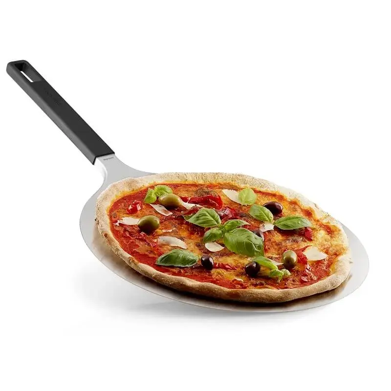 Produktfoto af Eva Solo pizzaspade med rundt stålblad og sort håndtag, med en pizza på bladet