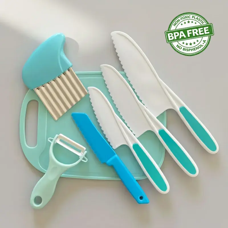 Produktfoto af MiniChef børnesæt i blåt med fire plastknive, skræller, bølgeskærer og skærebræt