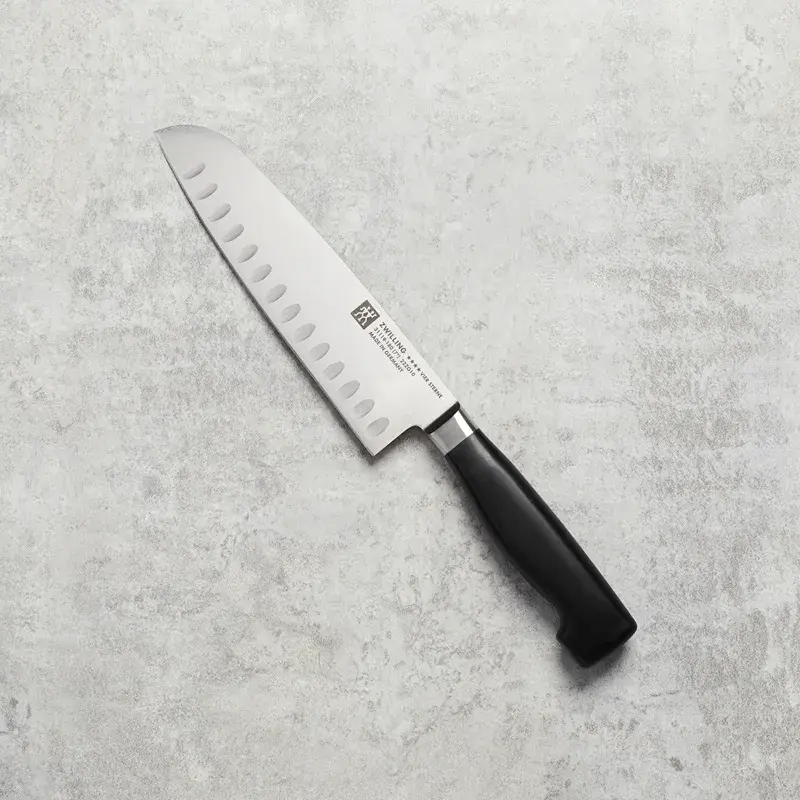 Forhandlerens produktfoto af Zwilling Four Star santokukniv med 18 cm klinge i rustfrit stål